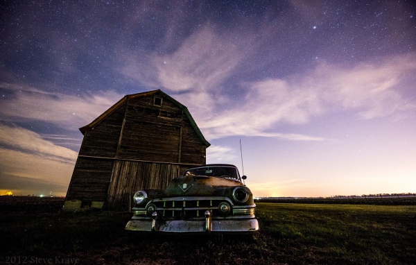 Старый автомобиль у старого дома