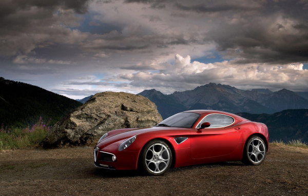 Красный автомобиль в горах