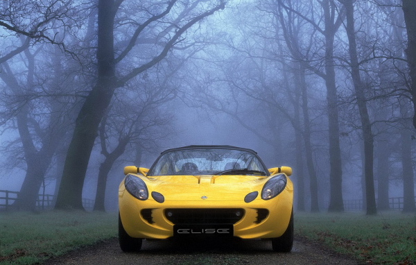 Желтый автомобиль в тумане