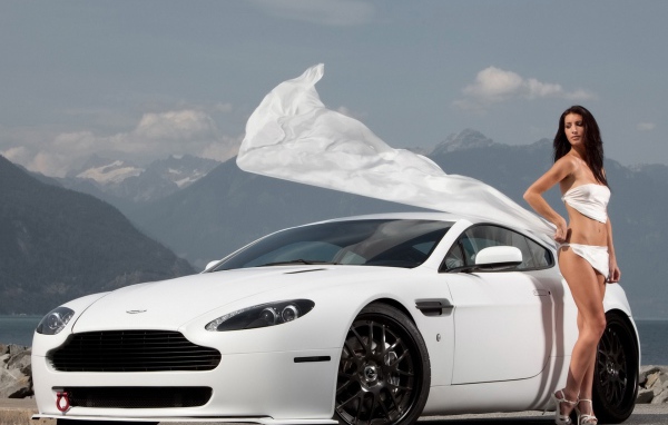 Девушка у белого автомобиля