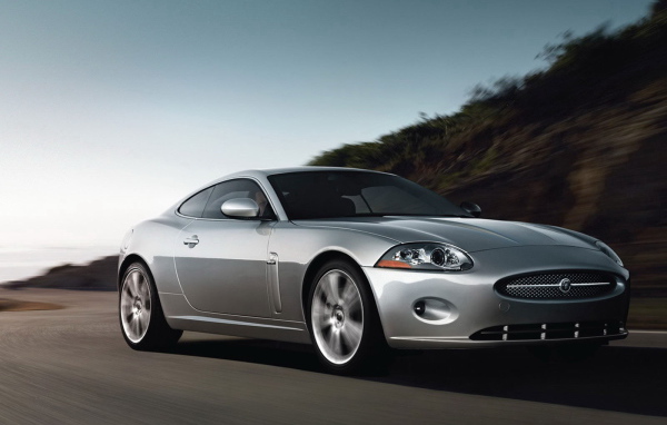 Серебристый автомобиль на дороге