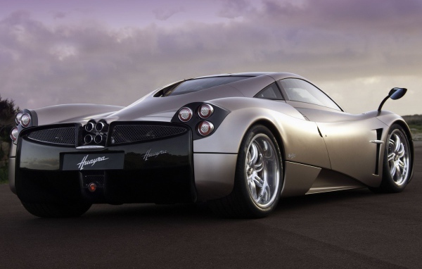  Красивый автомобиль Pagani Huayra