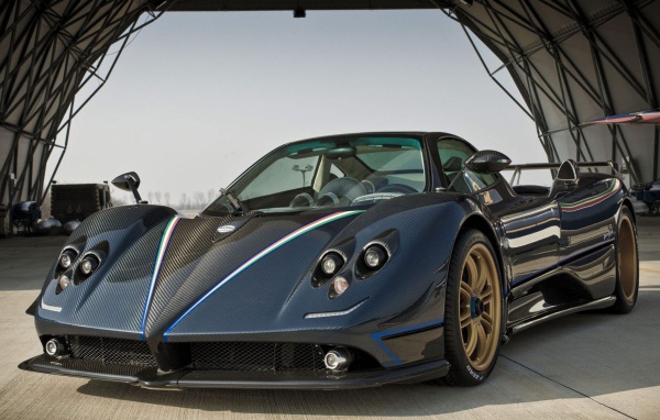 Красивый автомобиль Pagani Zonda