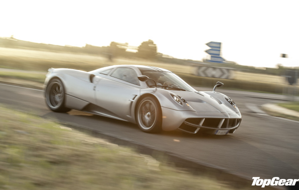 Автомобиль Pagani Huayra на дороге