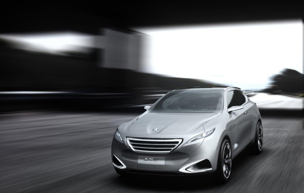 Автомобиль Peugeot 6008 2014 на дороге