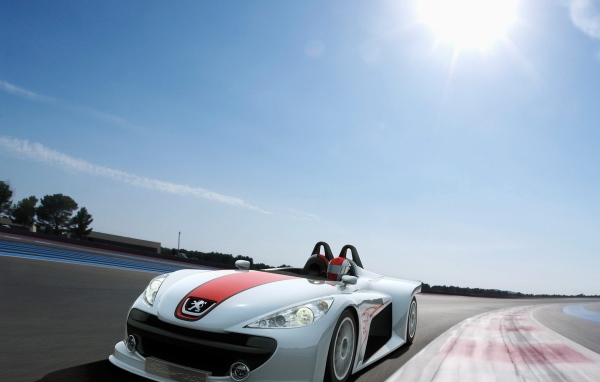 Спортивный автомобиль пежо