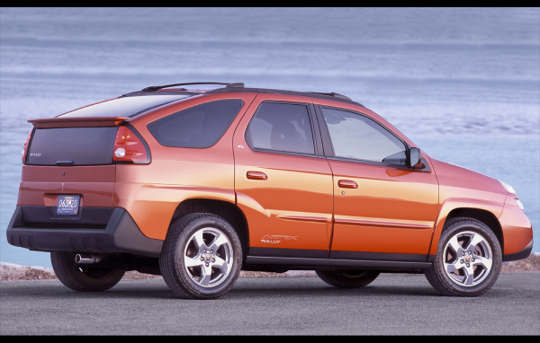 Красивый автомобиль Pontiac Aztec в Москве