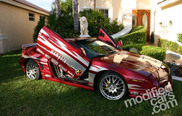 Красивый автомобиль Pontiac Fiero