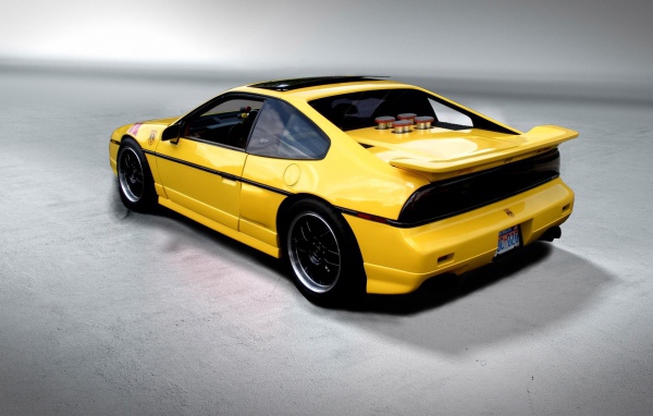 Красивый автомобиль Pontiac Fiero в Москве