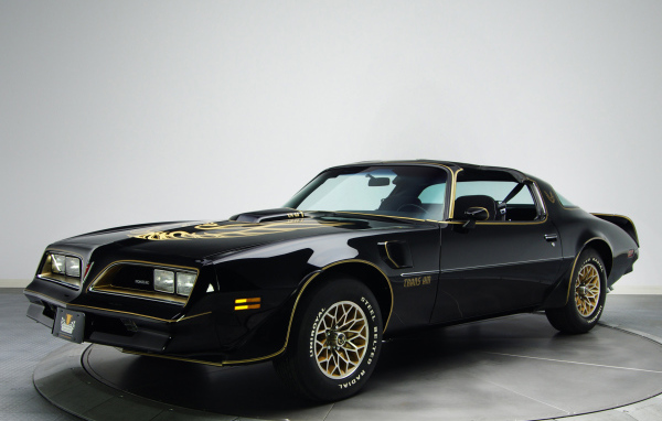 Красивый автомобиль Pontiac Firebird