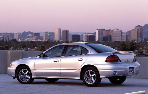 Красивый автомобиль Pontiac Grand Am