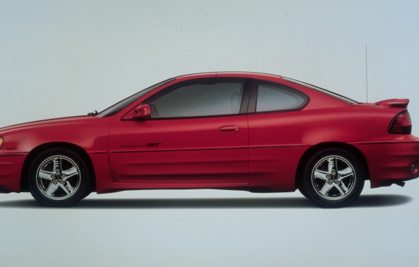 Красивый автомобиль Pontiac Grand Am в Москве