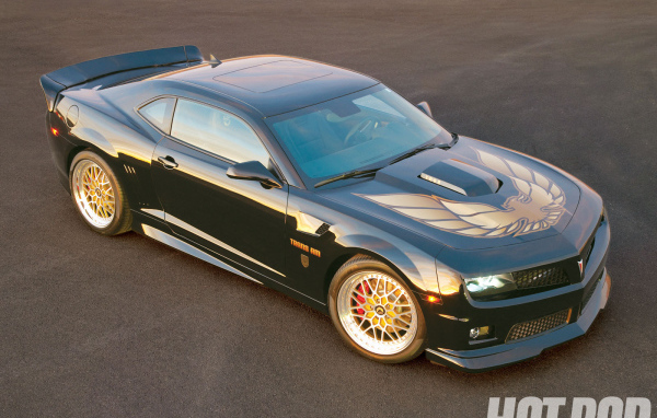 Красивый автомобиль Pontiac Trans Am в Москве