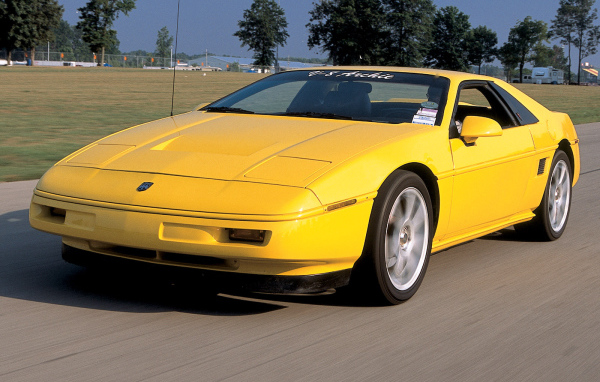 Автомобиль марки Pontiac модели Fiero