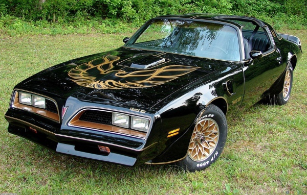 Автомобиль марки Pontiac модели Firebird