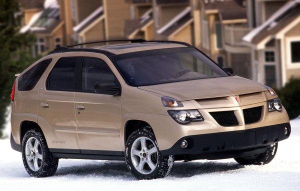 Автомобиль Pontiac Aztec на дороге