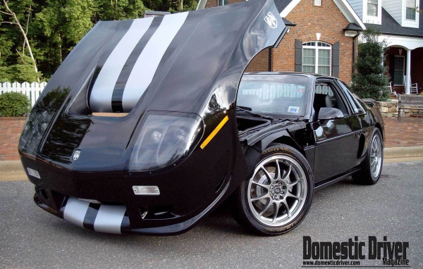 Автомобиль Pontiac Fiero на дороге