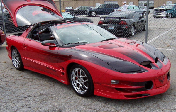 Автомобиль Pontiac Firebird на дороге