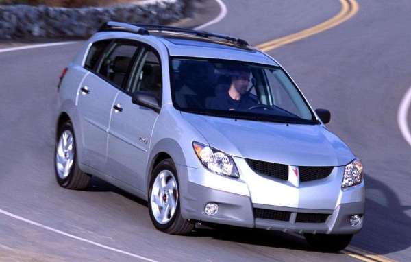 Автомобиль Pontiac Vibe на дороге