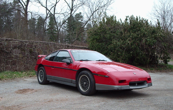 Надежный автомобиль Pontiac Fiero