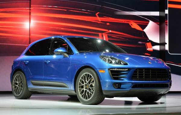 Голубой Porsche Macan