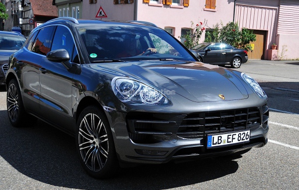 Городской пейзаж с Porsche Macan