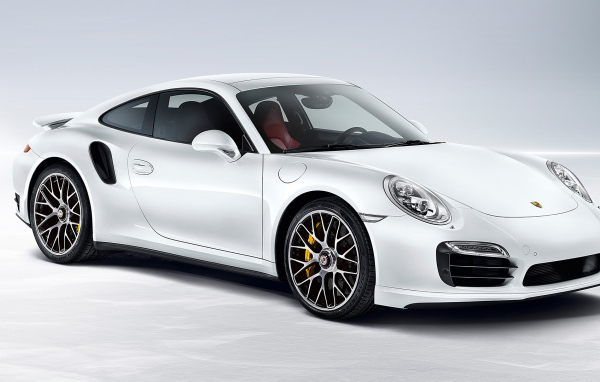 Автомобиль Porsche 911 Turbo 2014 на дороге