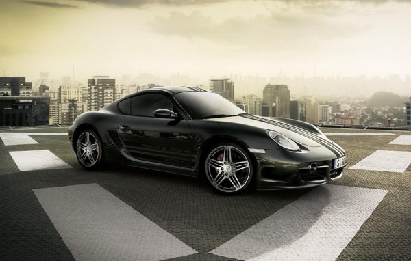 Порш Кайман на вертолетной площадке