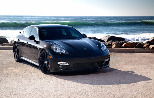 Porsche Panamera на фоне моря