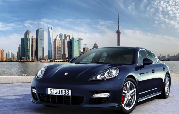 Porsche Panamera на фоне города