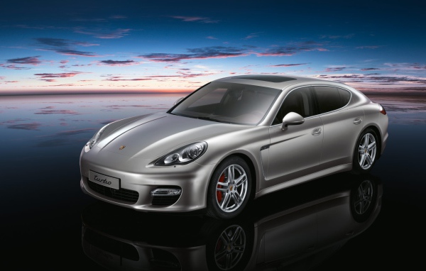 Серебристый Porsche panamera turbo