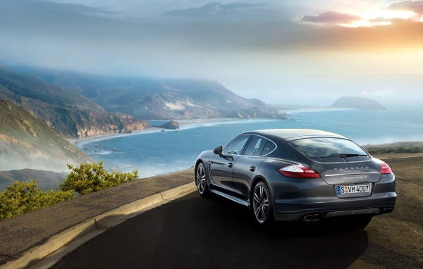 Автомобиль Porsche panamera turbo
