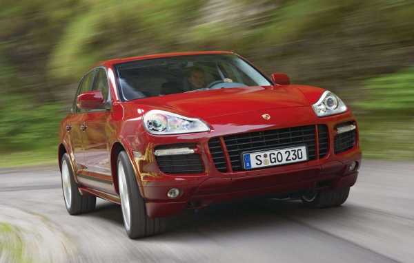 Красный Porsche Cayenne