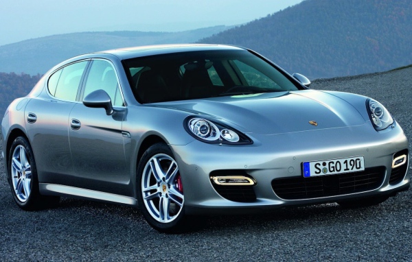 Серебристый Porsche Panamera