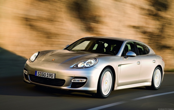Серебристый Порш на дороге