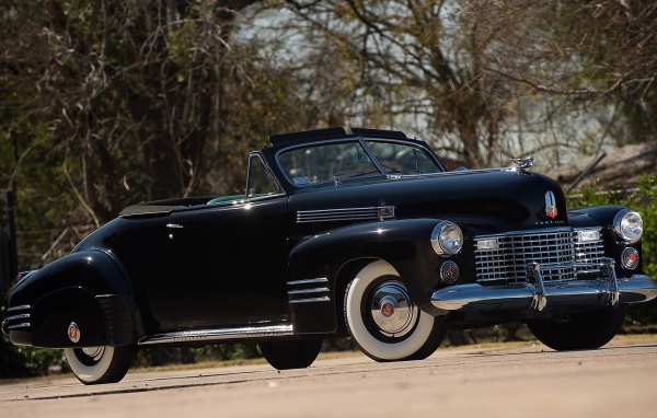 Старинный черный кабриолет