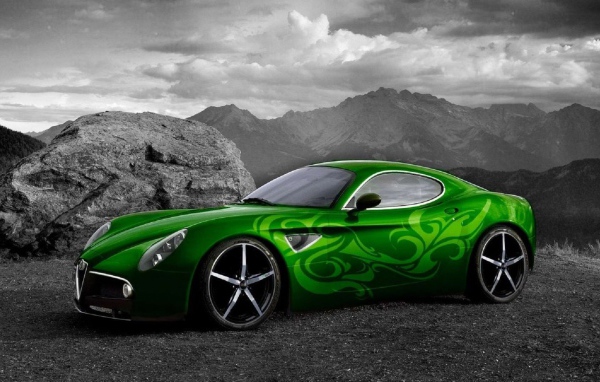 Зеленый автомобиль на черно белом фоне