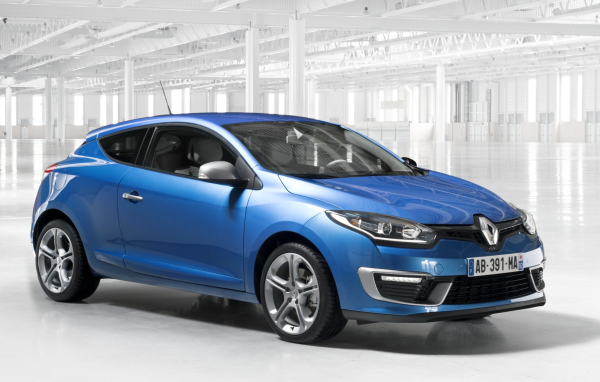 Автомобиль Renault Megane 2014 на дороге