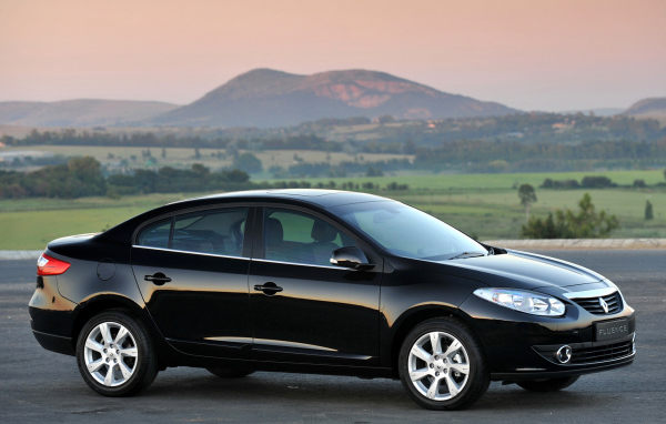 Красивый автомобиль Renault Fluence