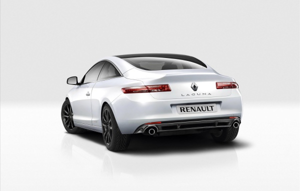Красивый автомобиль Renault Laguna