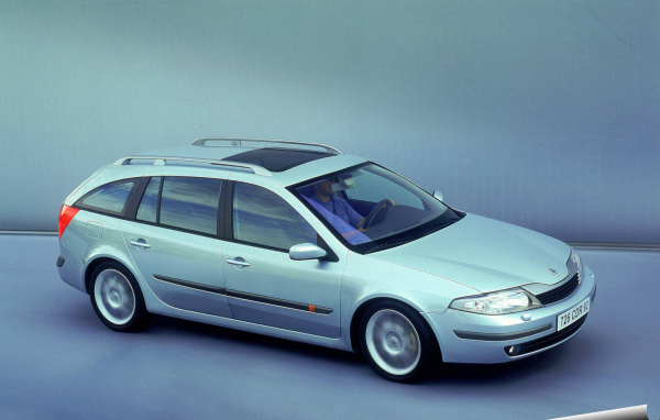 Красивый автомобиль Renault Laguna в Москве