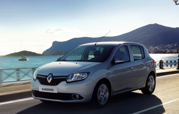 Красивый автомобиль Renault Logan