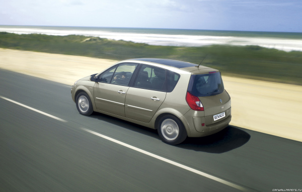 Красивый автомобиль Renault Scenic в Москве