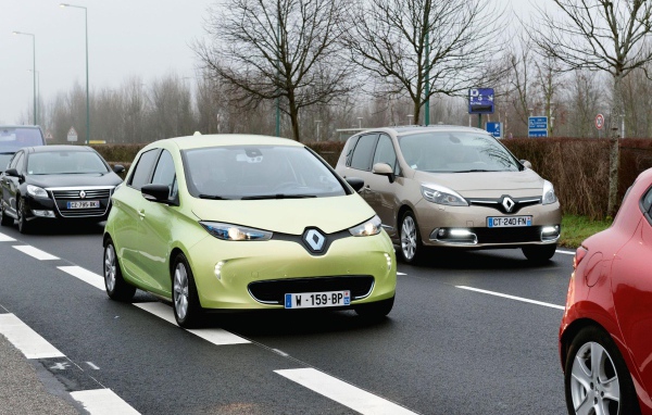 Автомобиль Renault Next Two 2014 на дороге