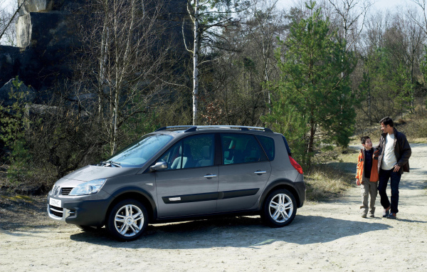 Автомобиль Ренаульт Scenic на дороге