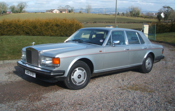 Красивый автомобиль Rolls Royce Silver Spirit