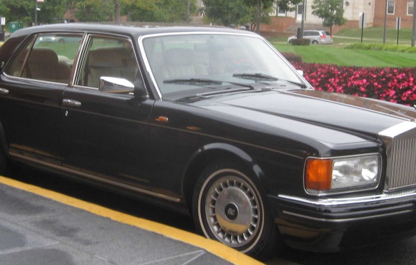 Красивый автомобиль Rolls Royce Silver Spirit в Москве