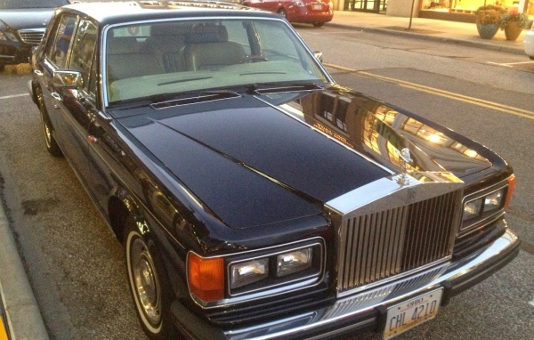 Автомобиль Rolls Royce Silver Spirit на дороге