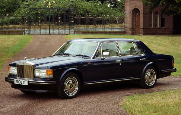 Надежная машина Rolls Royce Silver Spirit