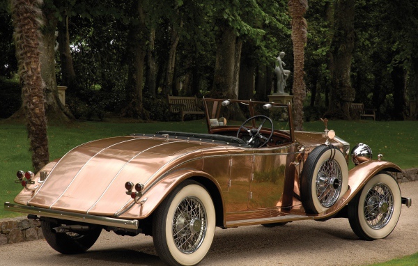 Старинный Ролс Ройс в парке